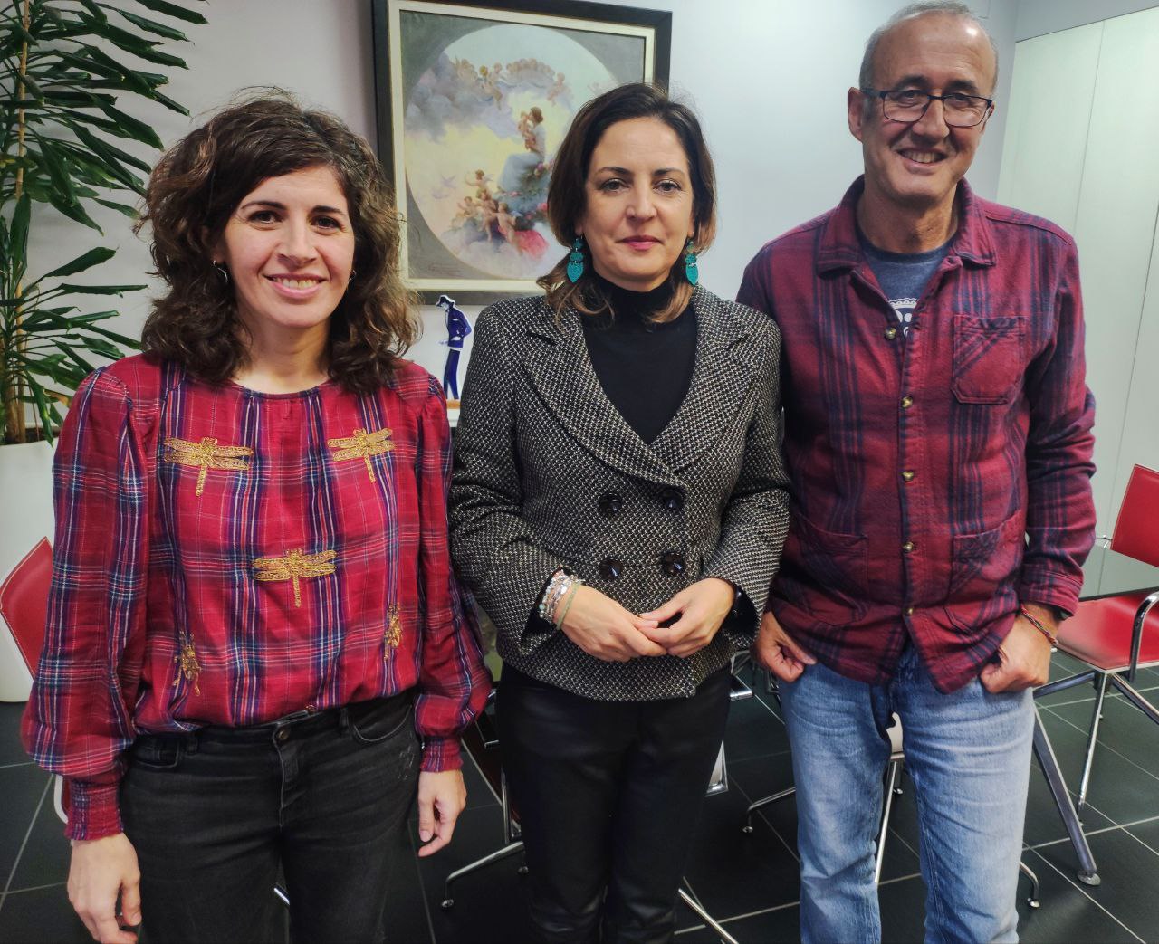 A presidenta de Eu Rural, Sandra González (no medio), xunto á nova representante institucional do Xeodestino, Cristina Correa, e o anterior, Juan González