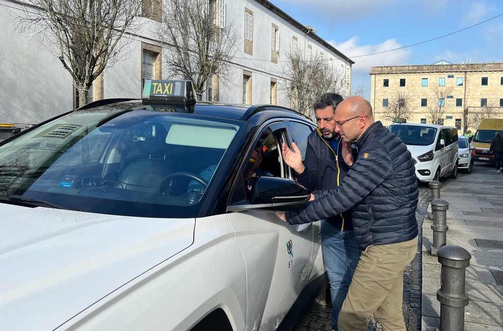 Gonzalo-Muinos-e-Jesus-Garcia-presidente-da-Asociacion-de-RadioTaxi-de-Santiago-1024×675