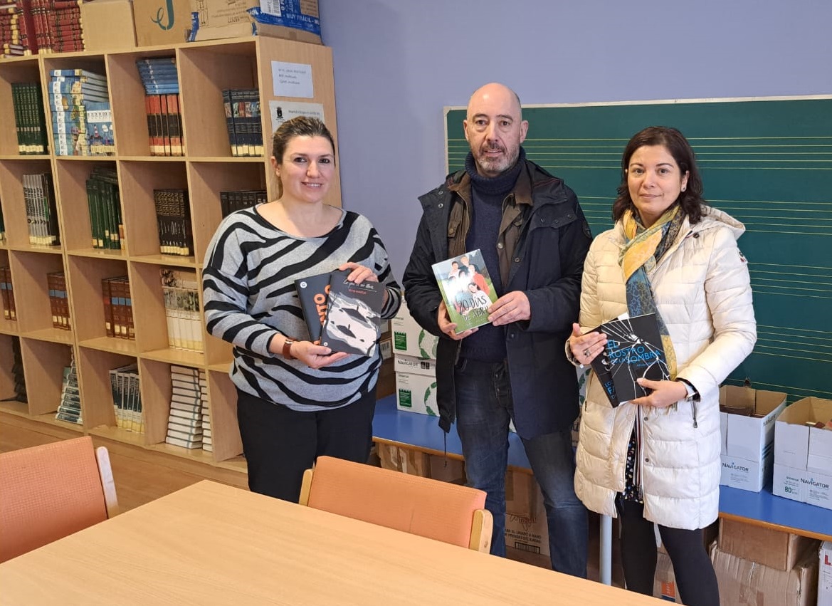 IES VAL DO TEA doazón de libros á biblioteca municipal