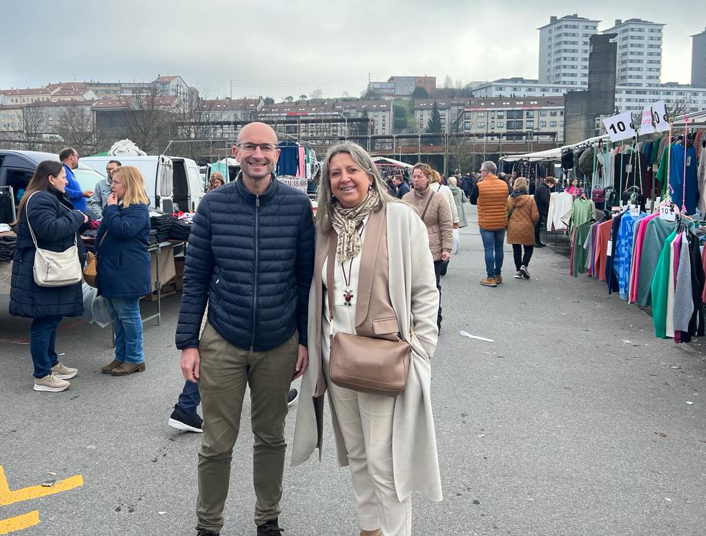 IMAXE 2 – Mila Castro e Gonzalo Muíños no mercado de Salgueiriños