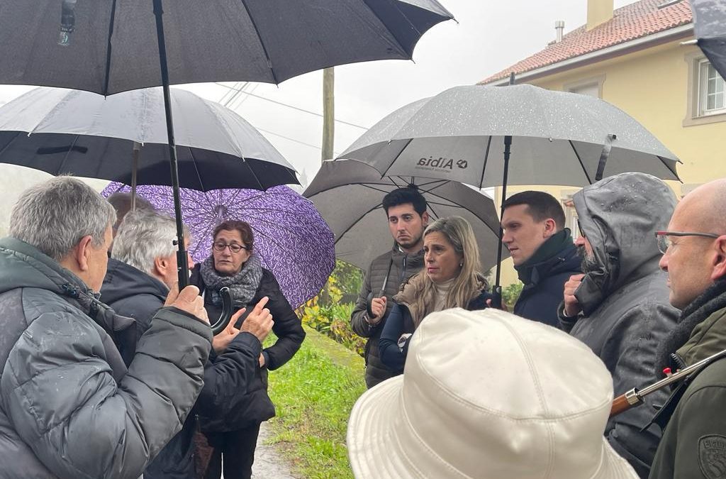 IMAXE-durante-o-encontro-cos-vecinos-no-que-participou-a-deputada-provincial–1024×675