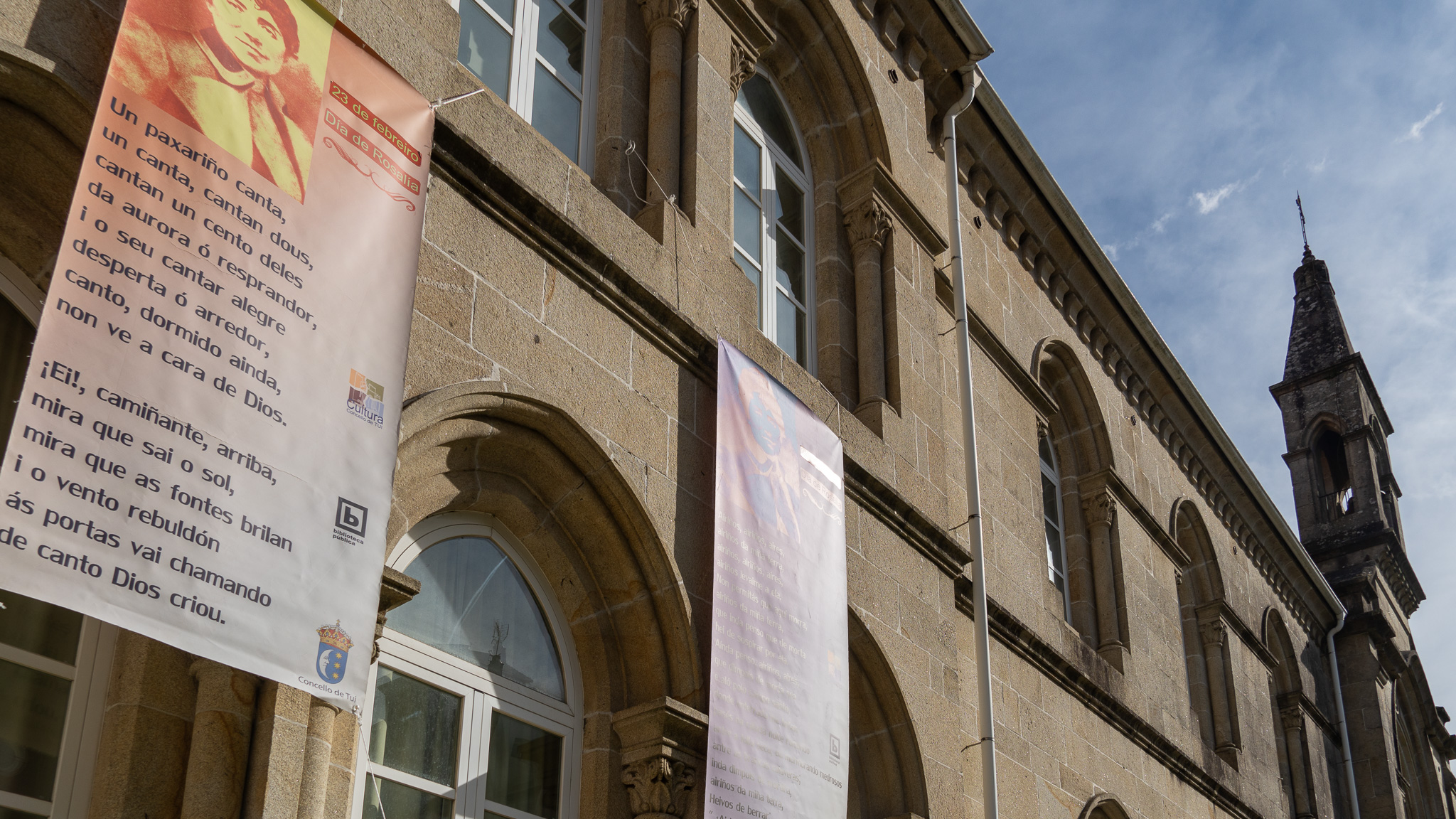 20022024 Lonas con poemas de Rosalía no edificio Francisco Sánchez