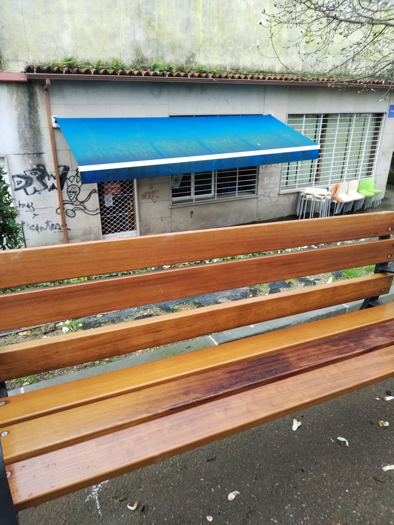 Bancos reparados do parque Amalia Álvarez 5