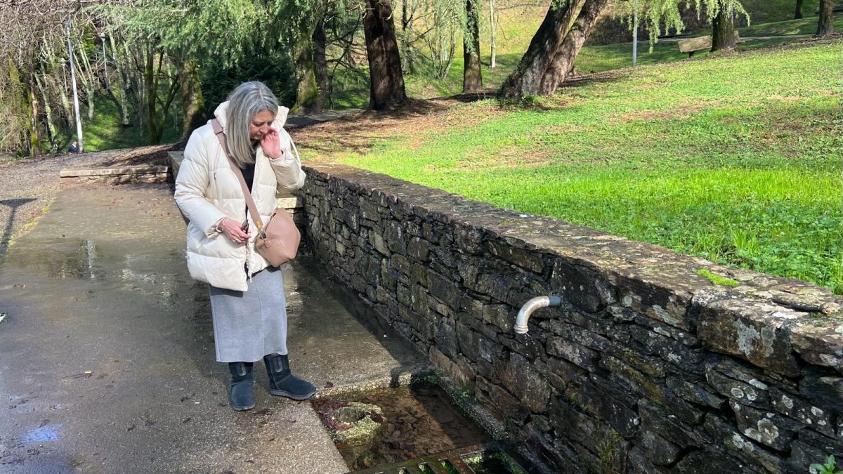 IMAXE-Mila-Castro-xunto-a-fonte-no-parque-Fermin-Bouza-Brey–1200×675