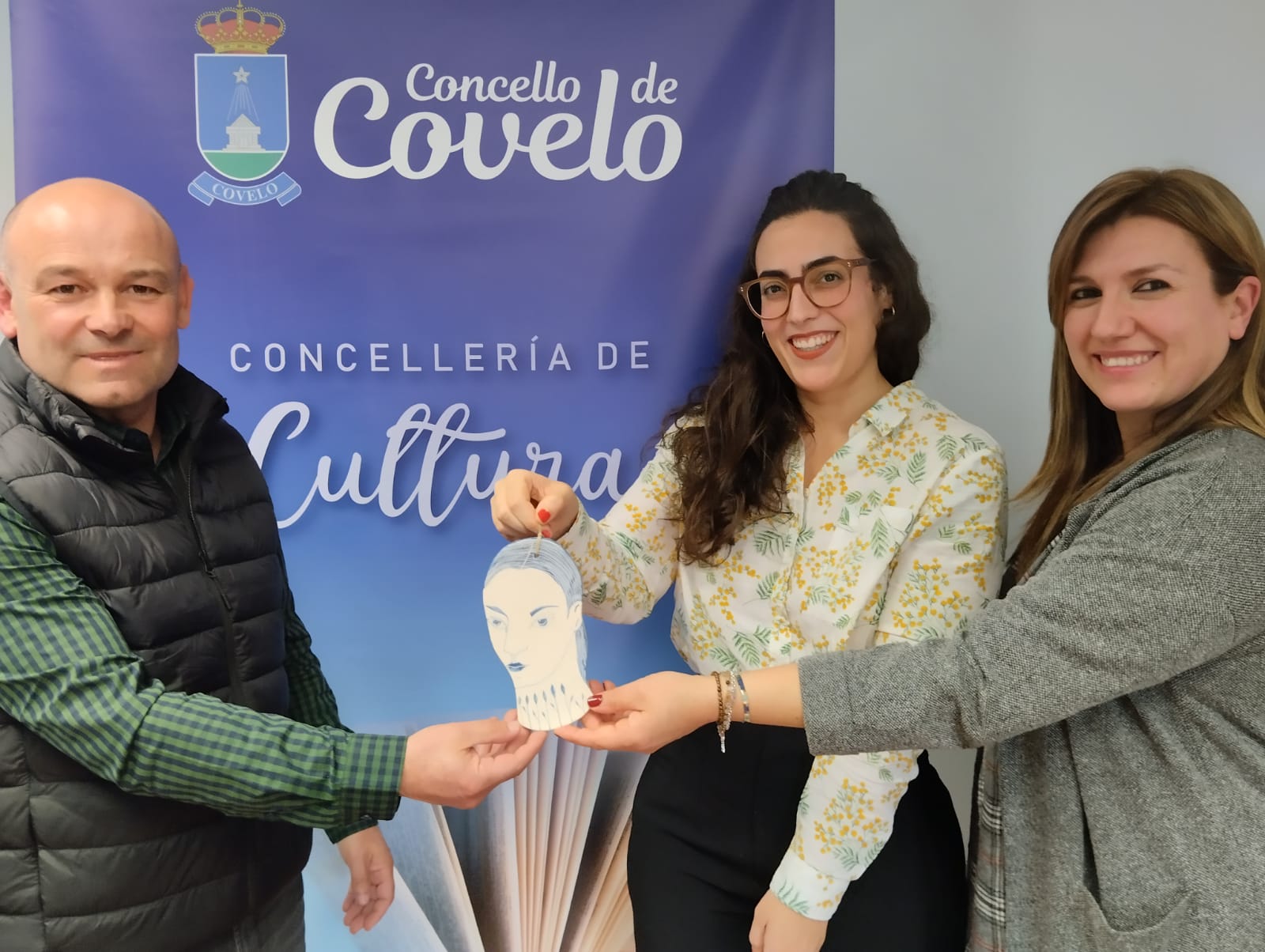 Laura Porto xunto ao alcalde Pablo Castillo e a concelleira Lourdes Enes (2)