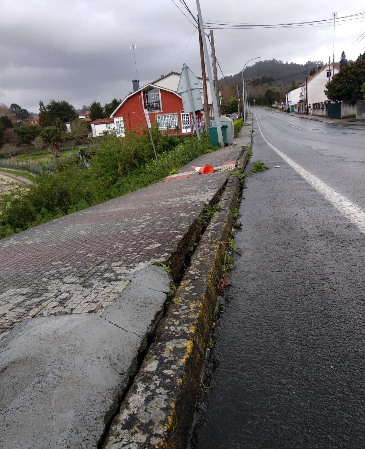BERGONDO – Desprendemento do terreo na zona da Lagoa (Gandarío)1