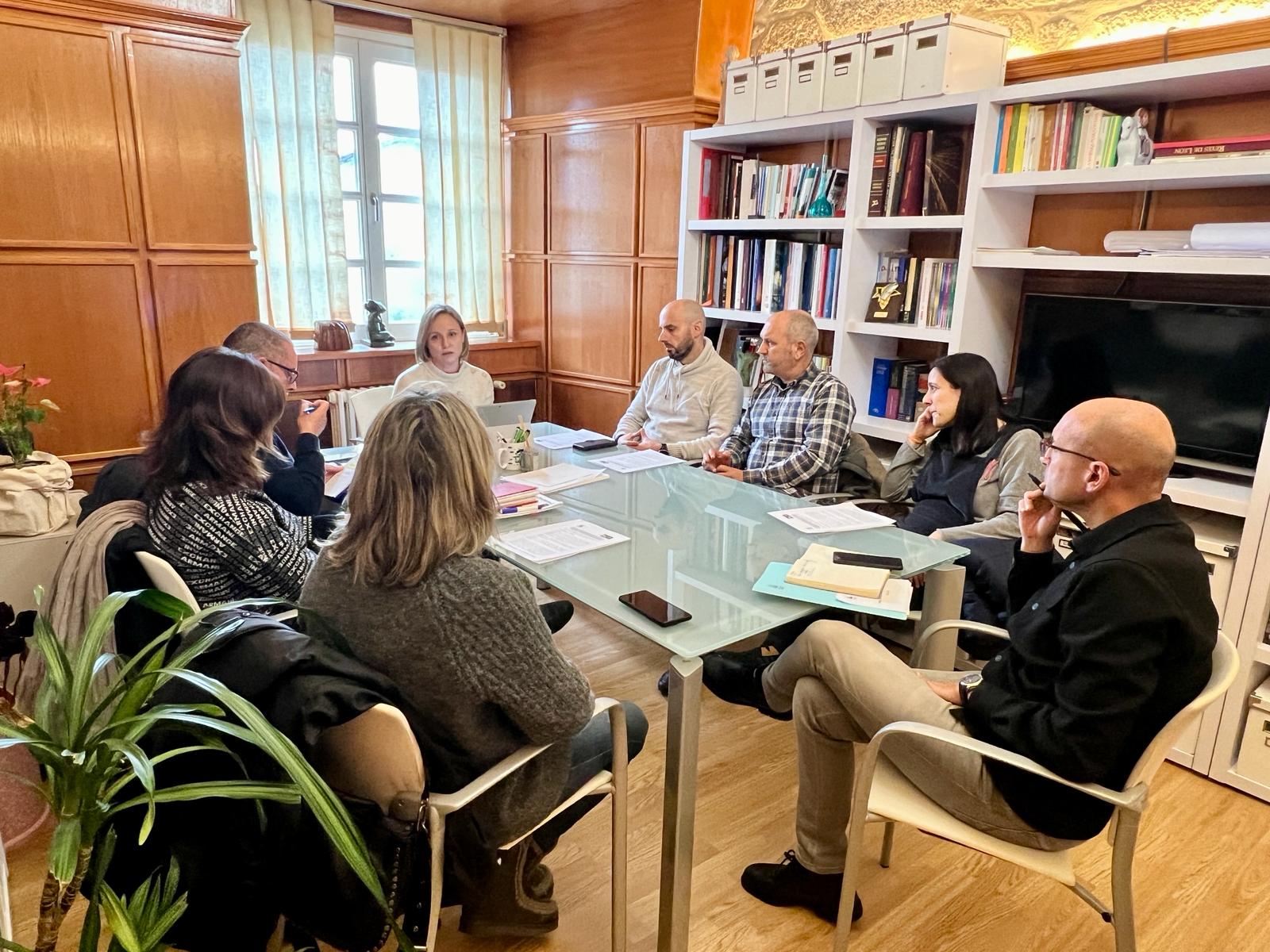 IMAXE – Marta Abal e Gonzalo Muíños durante a reunión cos sindicatos