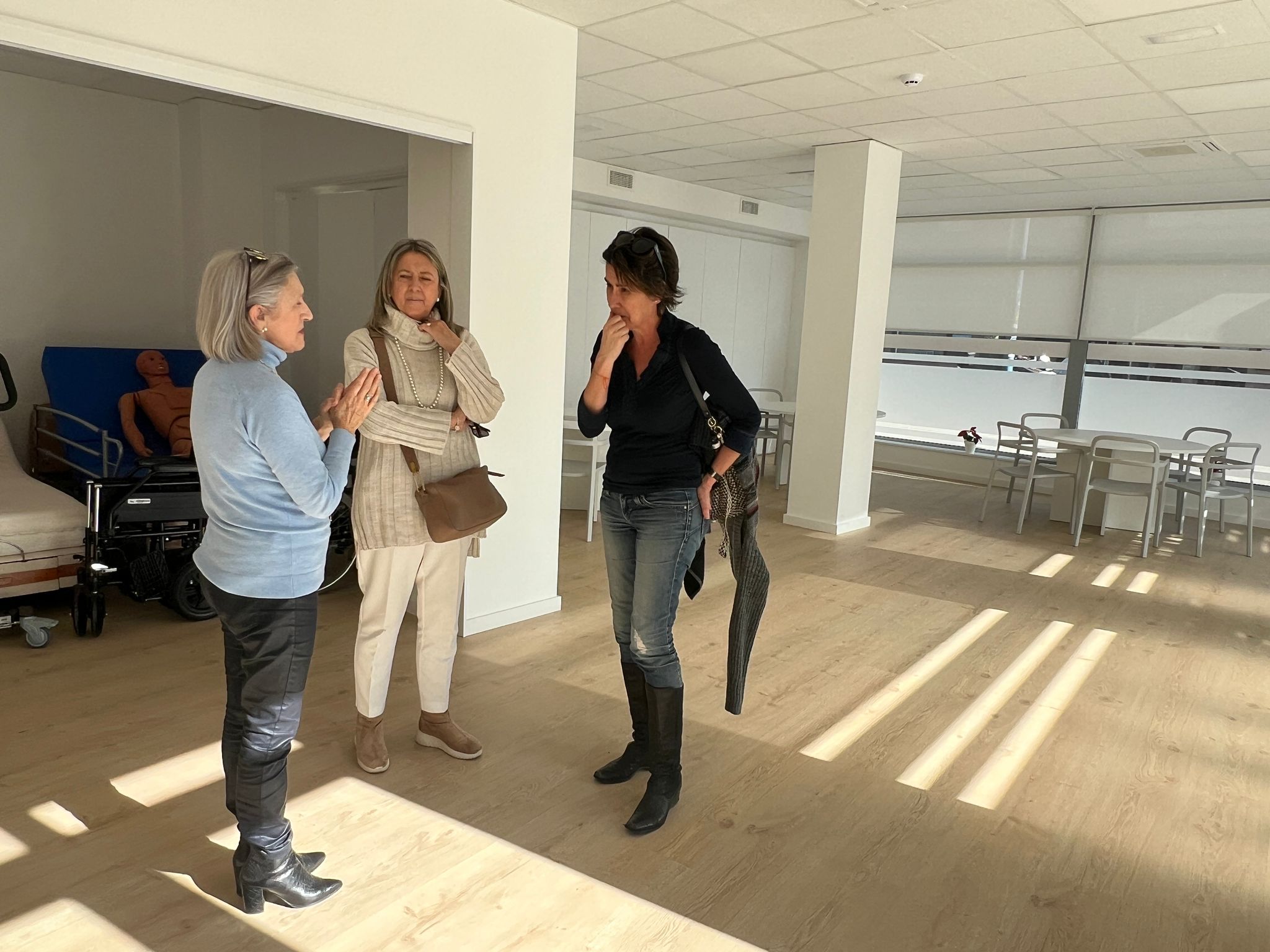 IMAXE – Marta Álvarez e Mila Castro xunto a Isabel Gey durante a visita a AGADEA LAB