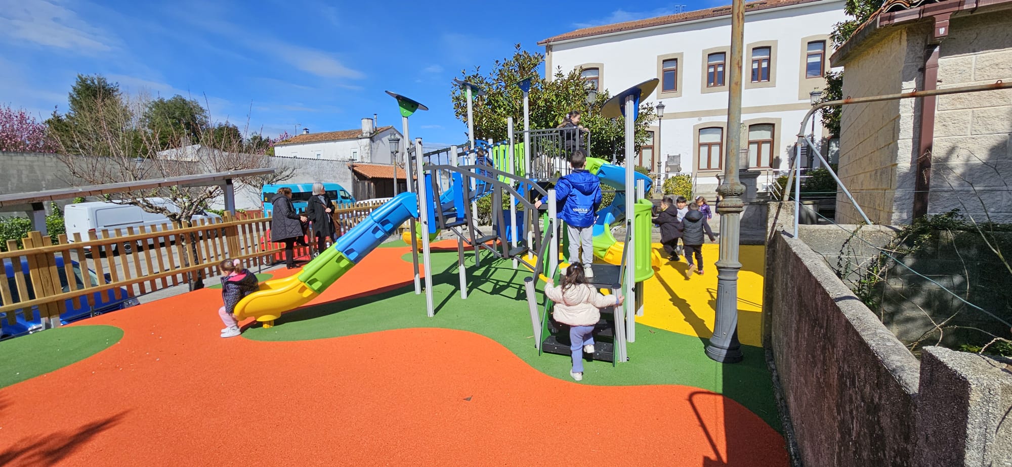 Parque infantil do Consistorio Paderne (1)