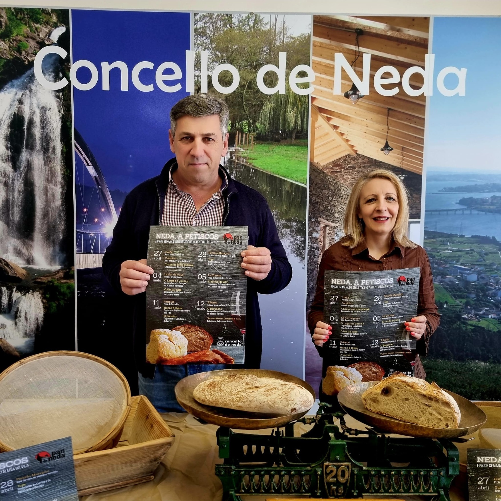 Alcalde e concelleira de Turismo presentando NEDA A PETISCOS
