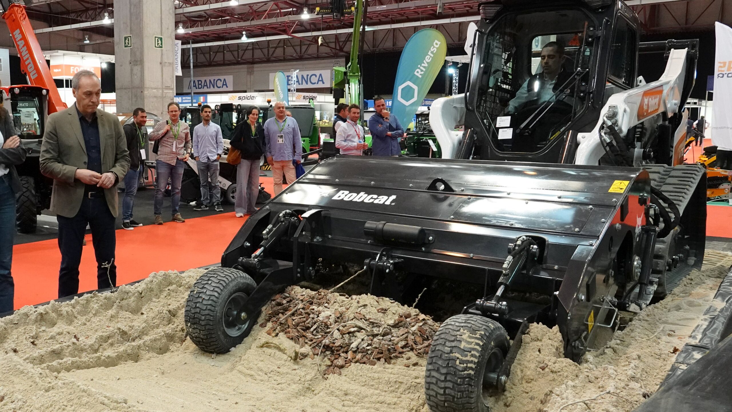 Demostración maquinaria limpeza de praias en ExpoMunicipal