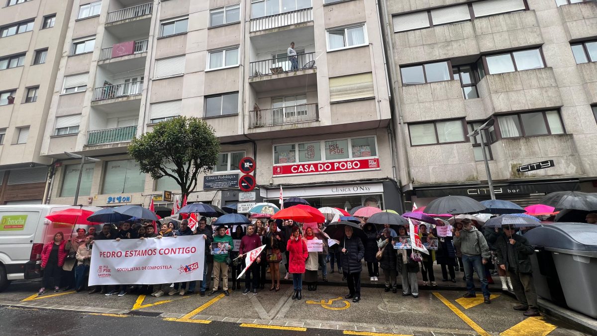 IMAXE-Concentracion-fronte-a-Casa-do-Pobo-en-apoio-a-Pedro-Sanchez-1200×675