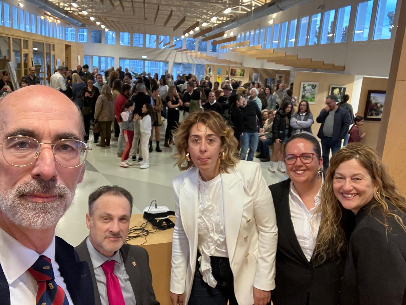 Inauguración Multiusos Mercado de Sabarís exposición dobras discípulos artista Conchi Cuadrado 05.04 (2)