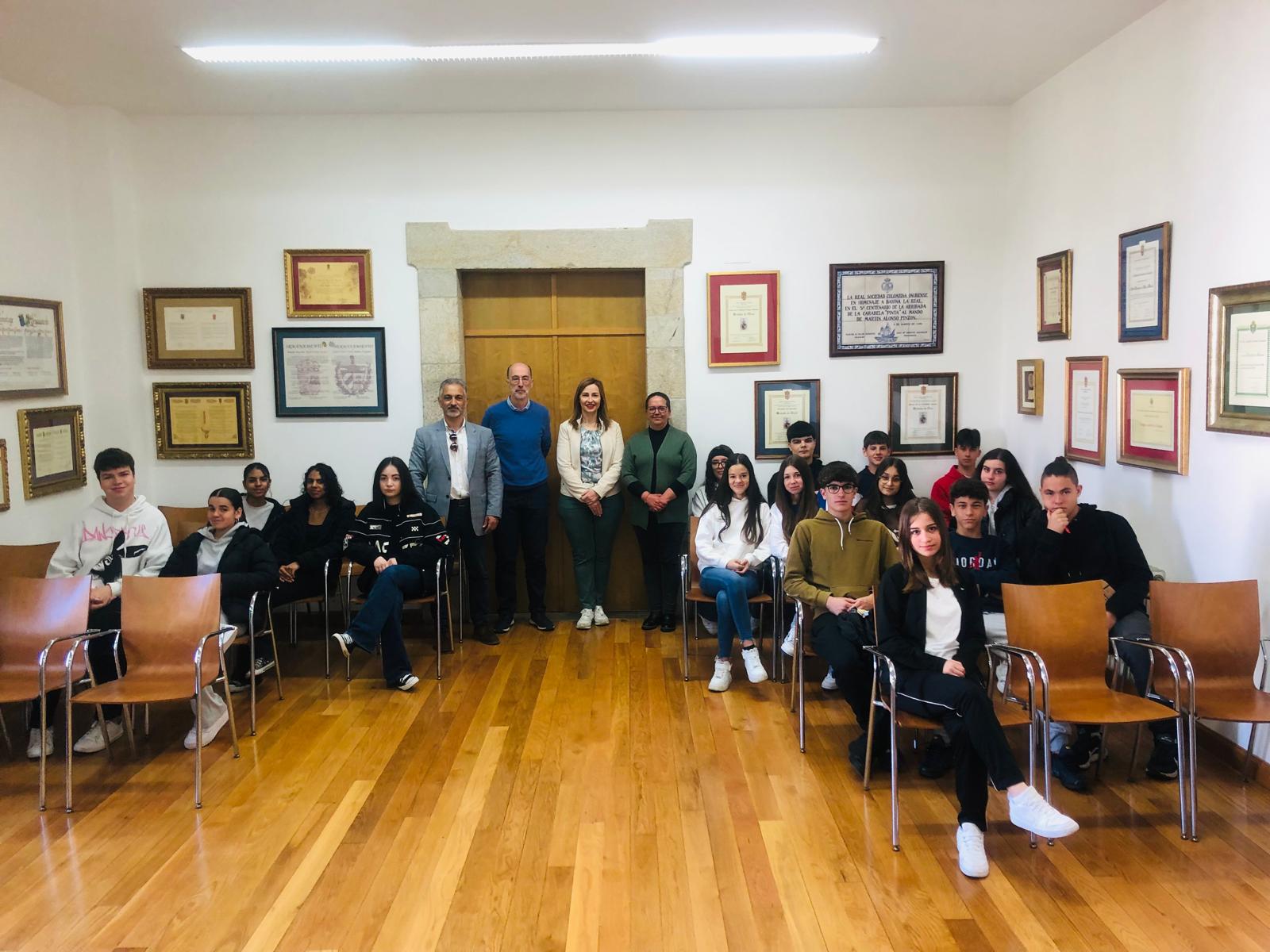 NP_Visita de los alumnos de Economía y emprendimiento al Ayuntamiento de Baiona (1)