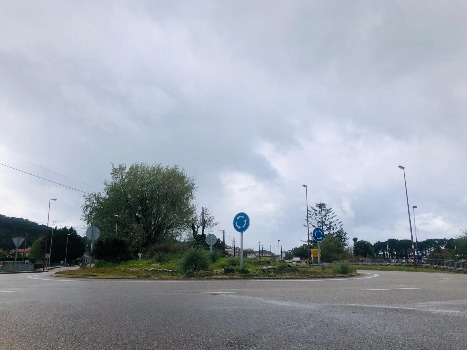 rotonda de acceso al Cámping de la Playa Ladeira situada en la PO-552 (2)