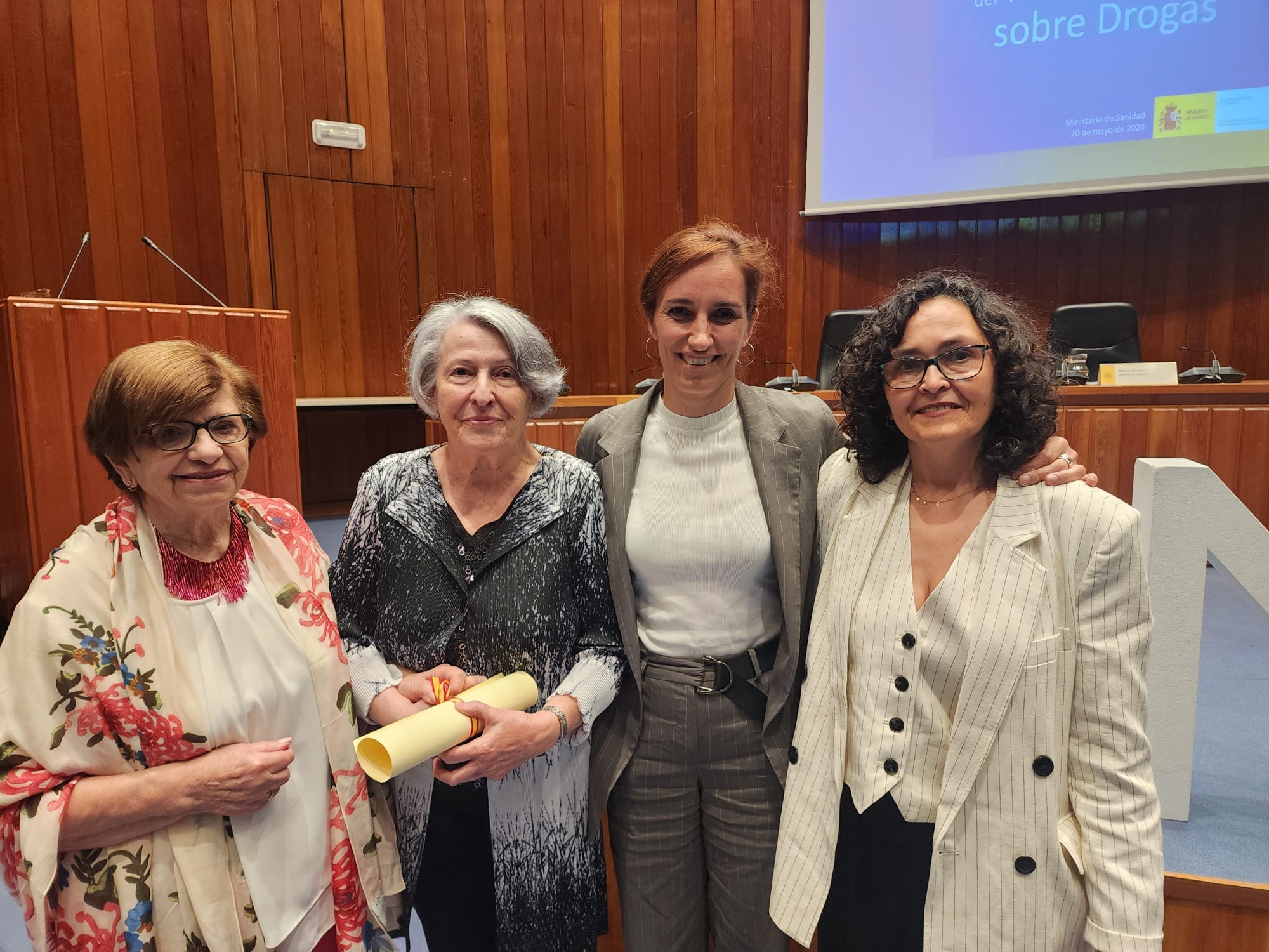 A asociación xunto a ministra de Sanidad, Mónica García