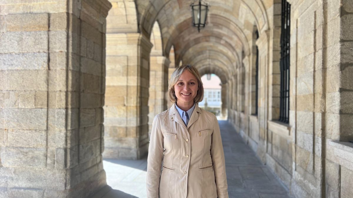 IMAXE-Marta-Abal-nos-soportais-de-Raxoi-1200×675