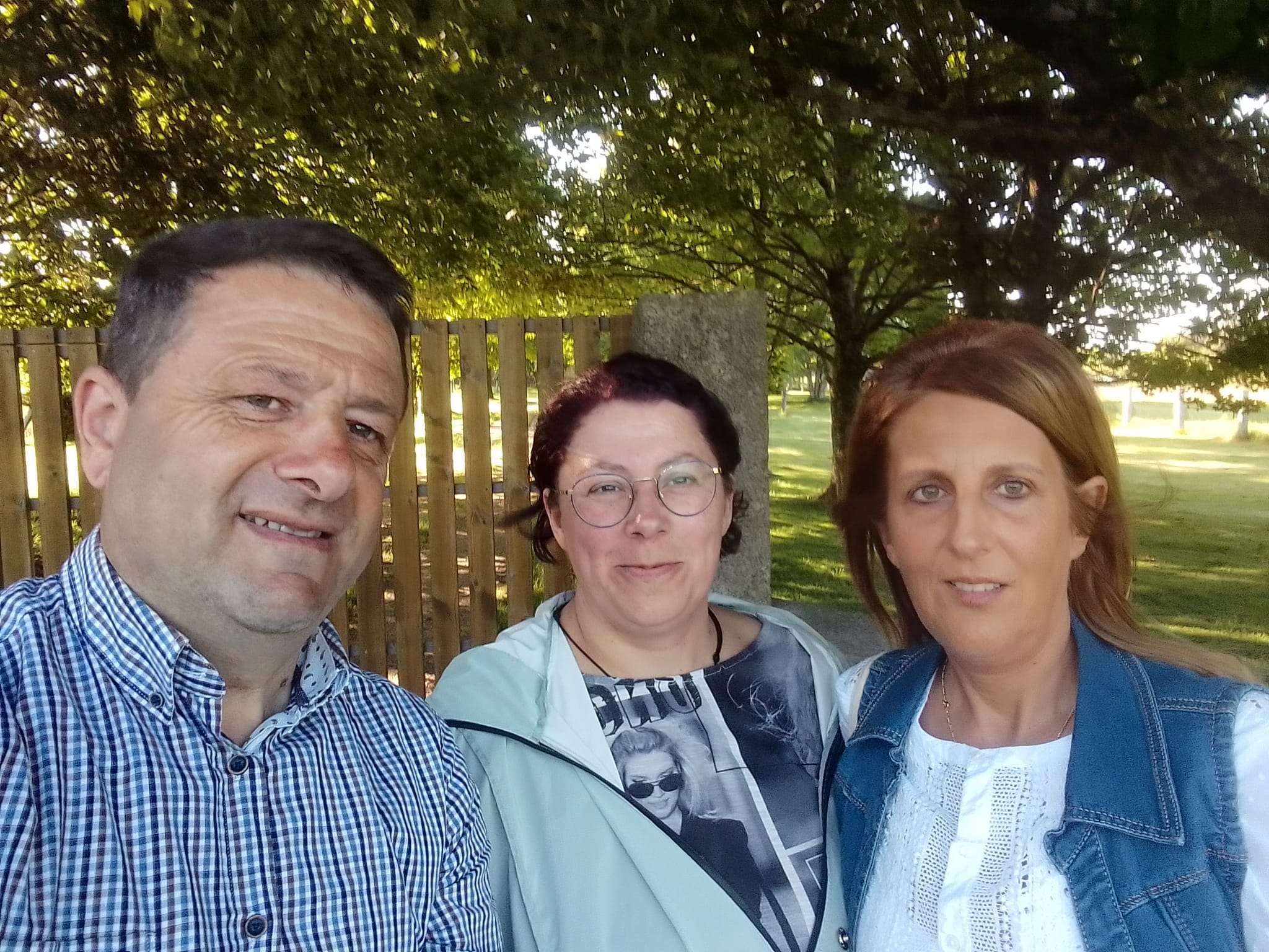 Sandra Barreiro (entre Manolo e a edil Ana Loureiro)