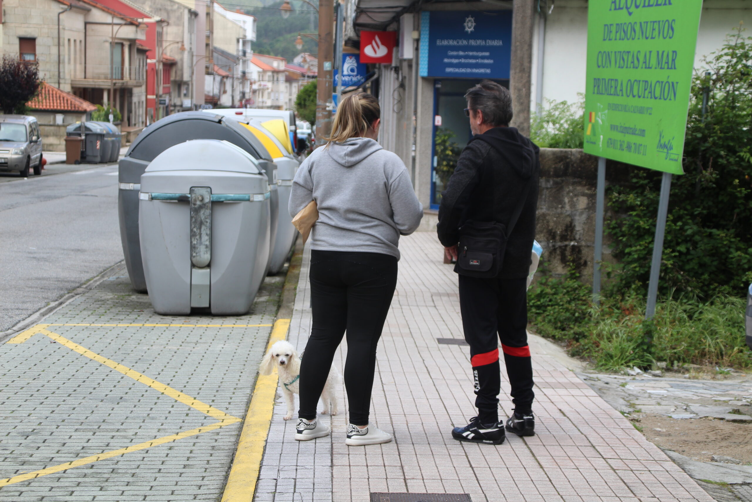 veciña paseando can por Arcade