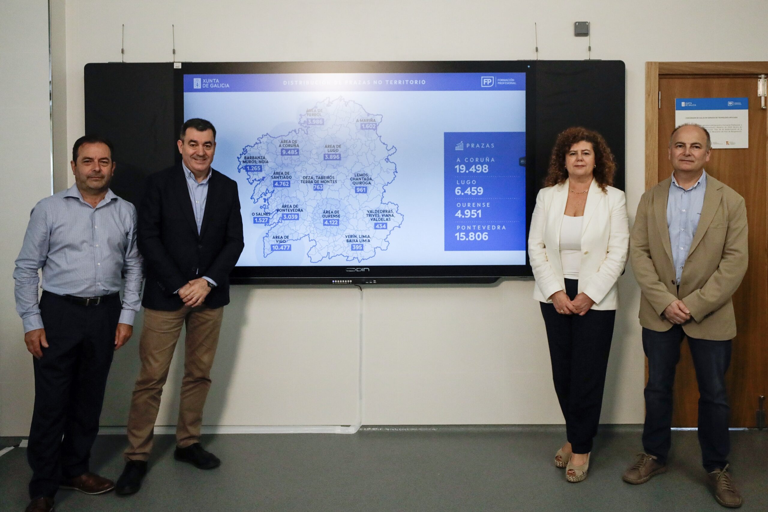 O conselleiro de Educación, Ciencia, Universidades e FP, Román Rodríguez, informa sobre as novidades da oferta destas ensinanzas para o vindeiro curso