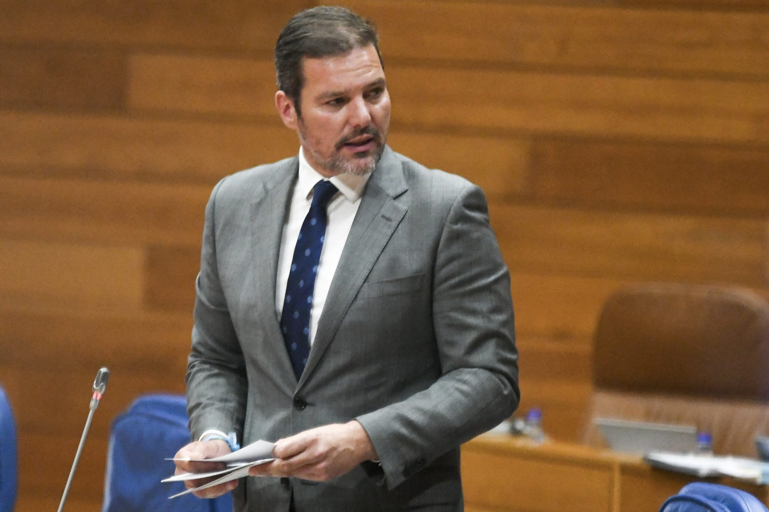 O conselleiro de Cultura, Lingua e Xuventude, José López Campos responde no Pleno.