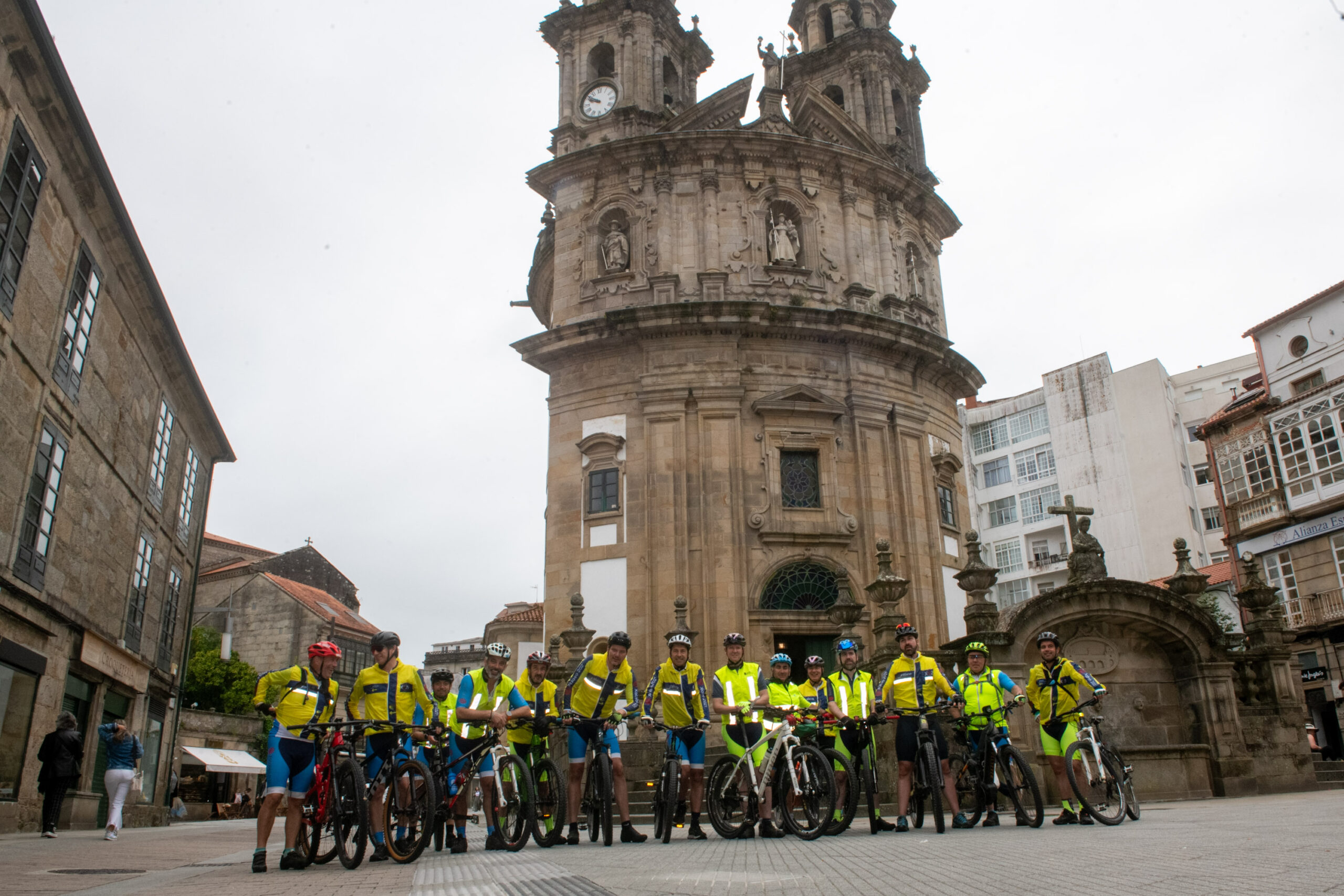 O presidente da Xunta, Alfonso Rueda, sae da Praza da Peregrina