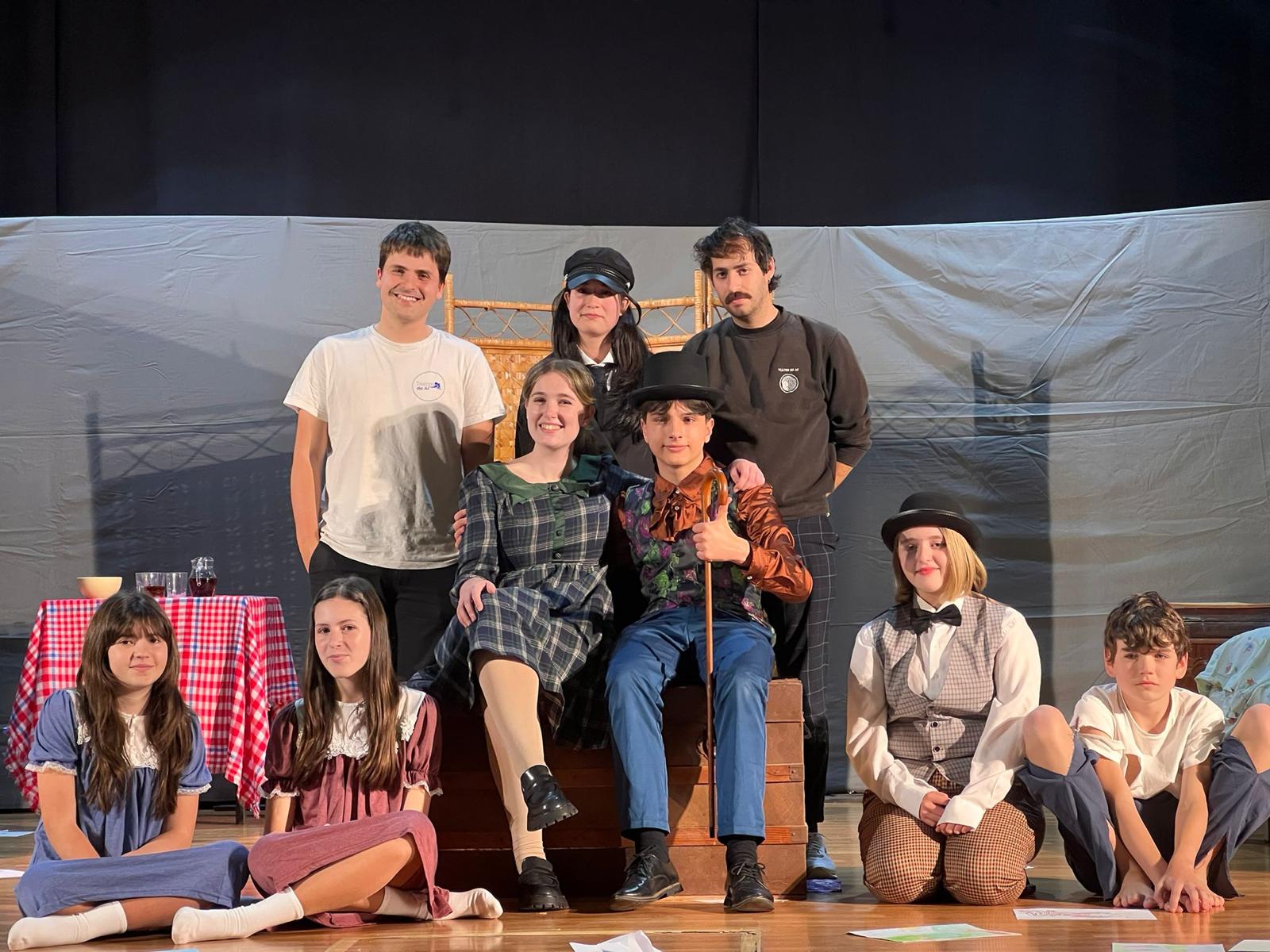 Alumnos da escola do grupo de mozos cos seus profes de Teatro do Ar nunha representación na Coruña (1)