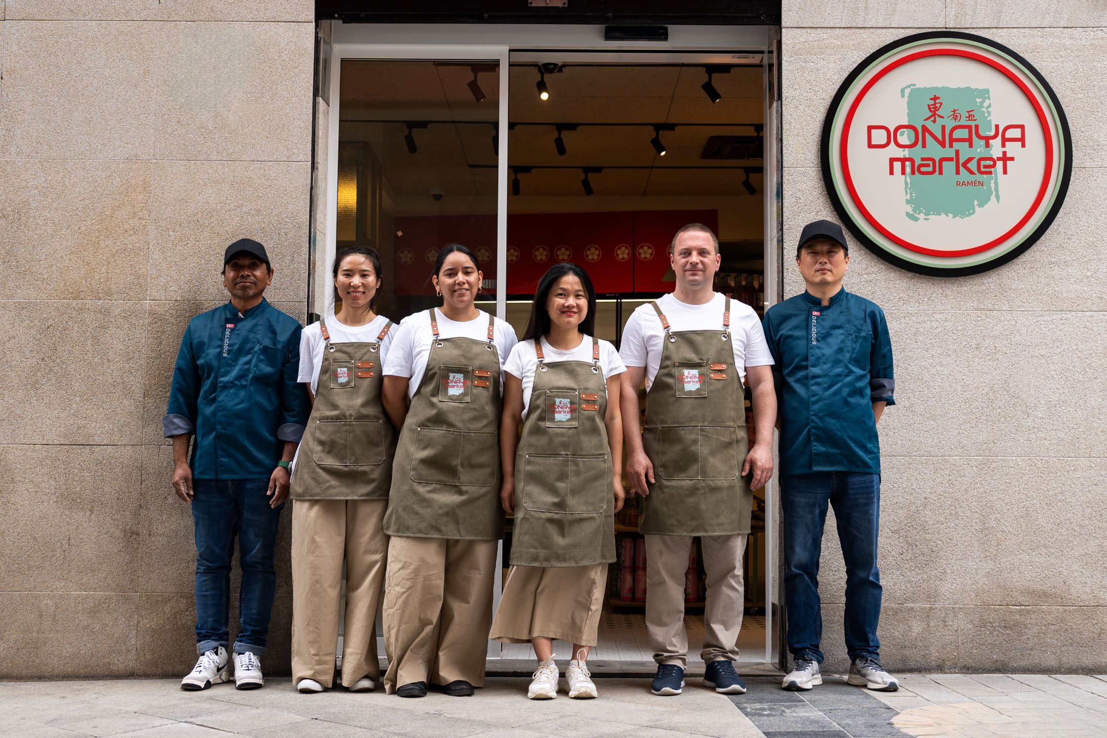 Equipo DONAYA MARKET RAMEN – fachada