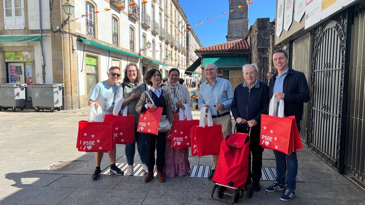 IMAXE-Aitor-Bouza-xunto-a-outros-integrantes-da-CEM-e-militantes-socialistas-1200×675