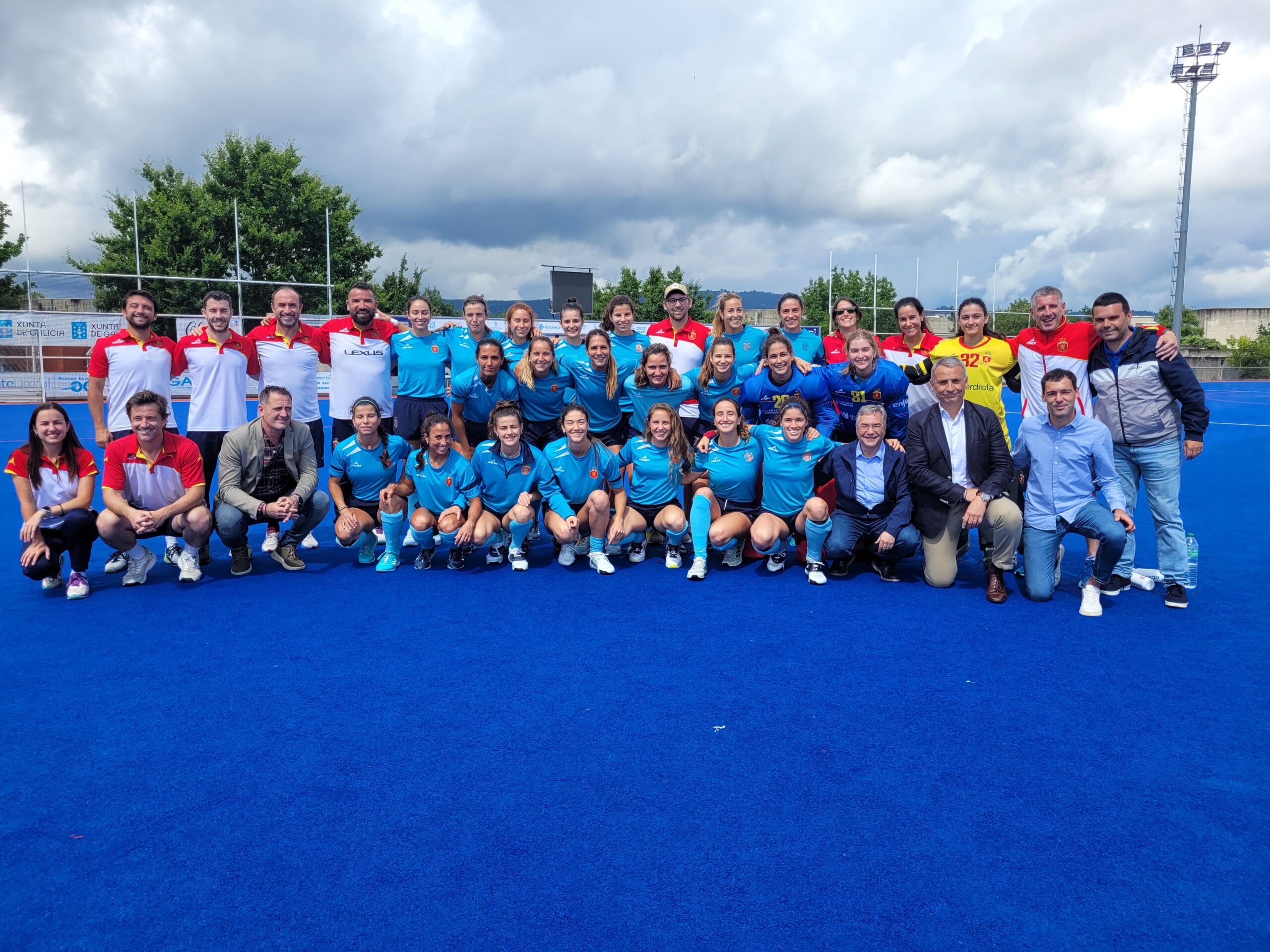 Luis Menor e selección feminina hóckey (1)