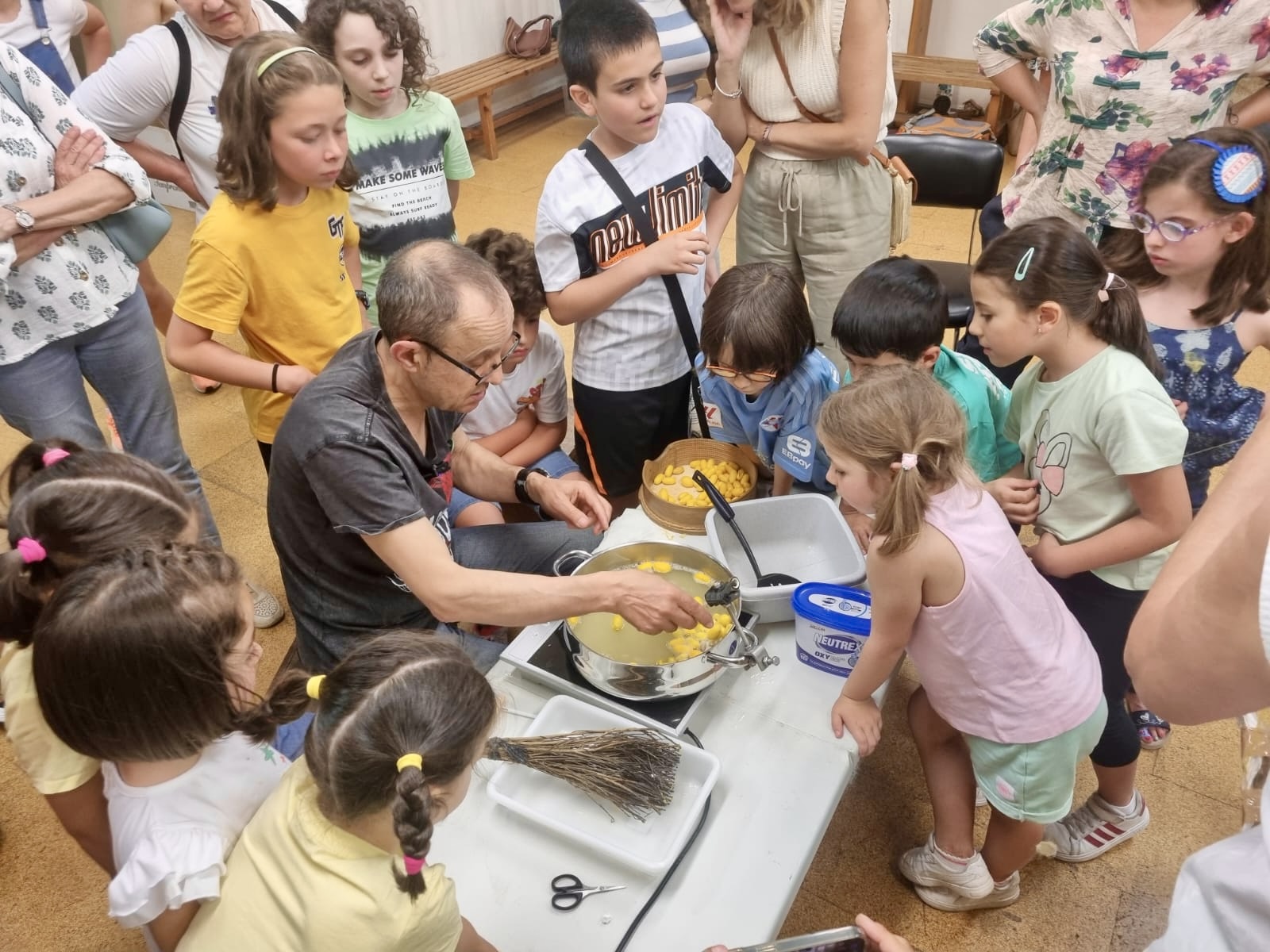 Obradoiro de extraccioìn de seda – 1