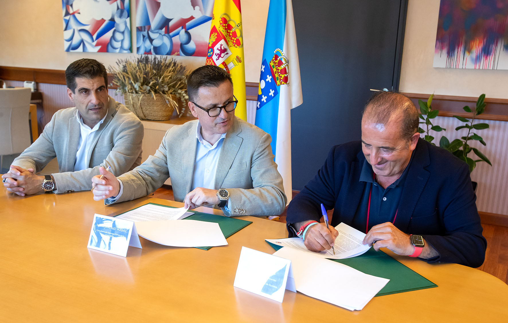 20240702conselleiro sinatura convenio praza abastos ourense 1 c (1)