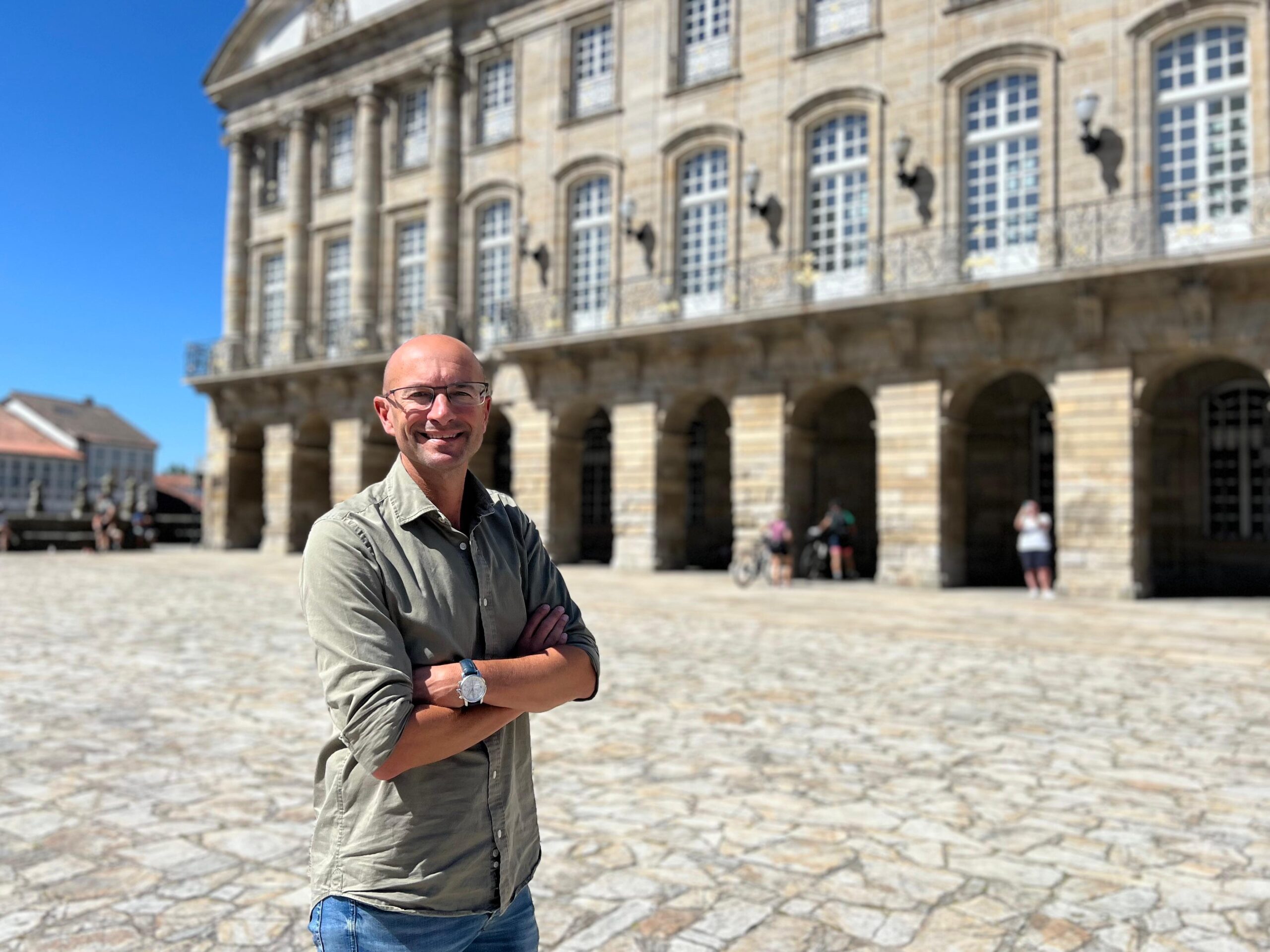 IMAXE – Gonzalo Muíños fronte o Pazo de Raxoi