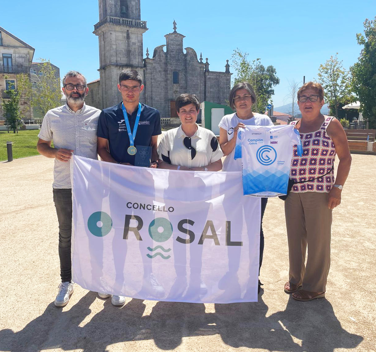 O Rosal celebra a vitoria do campioėn galego junior de ciclismo Iker Rodriėguez