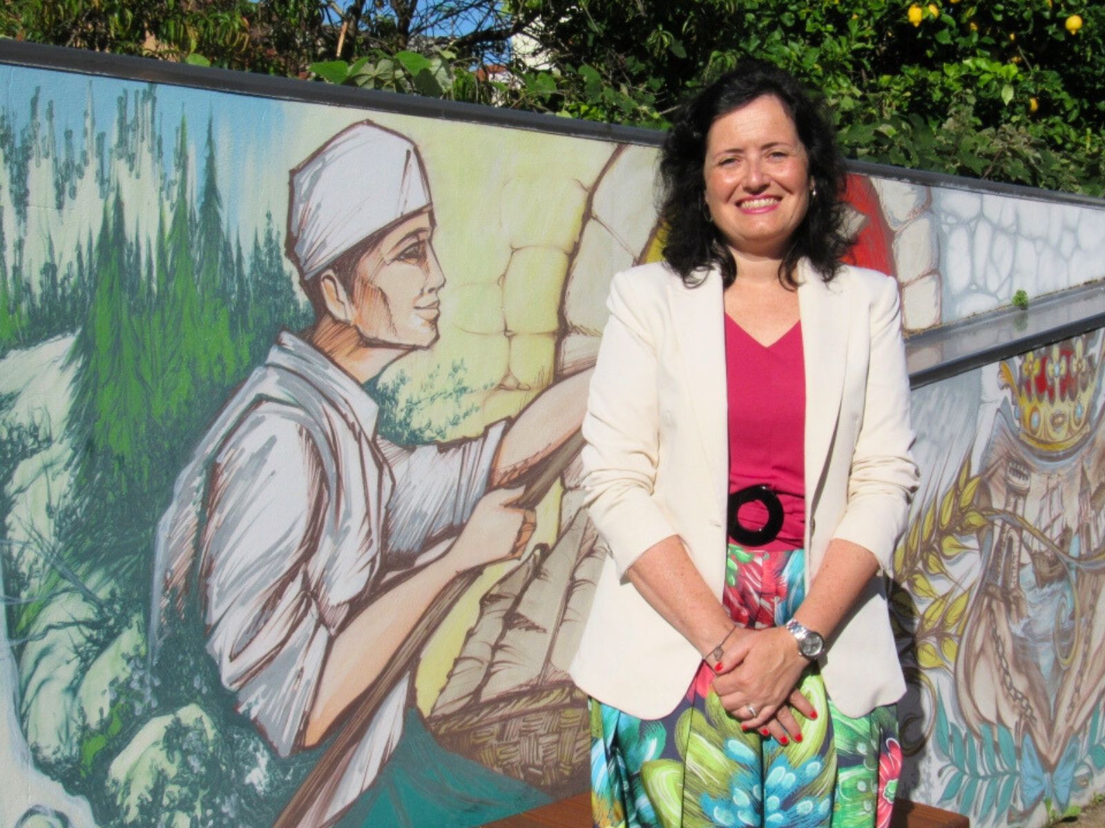 Ana Ares xunto ao mural da Praza do Concello de Neda 1