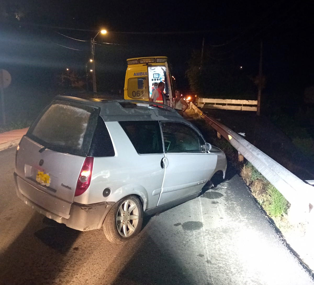 Colisión coche sen carné e gardarraíl no lugar de Centroña