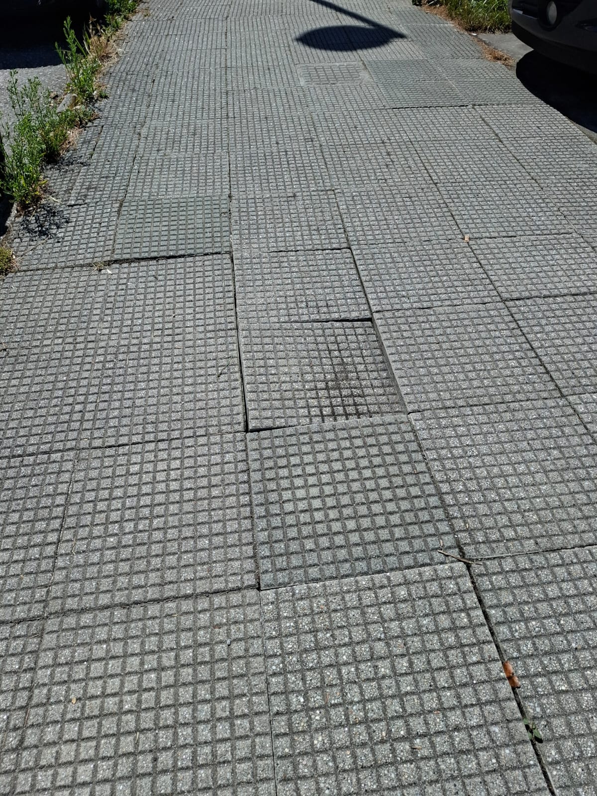 IMAXE – Lousas levantadas na beirarrúa de Pelamios