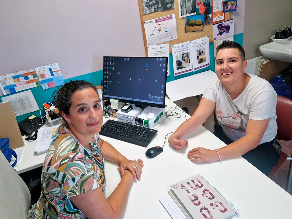 KjXJEzQGdM-traballadora-social-de-lugo-antede-a-persoa-usuaria-do-programa-de-recursos-integrais-de-cogami15x