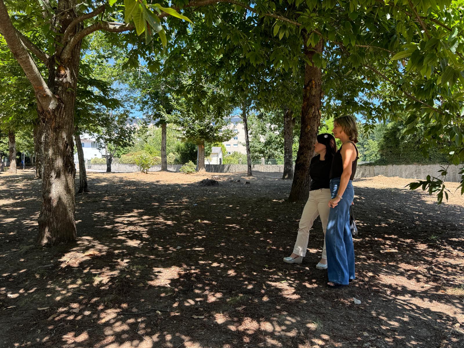 Nava Castro e Silvia F. Táboas nos terreos da escola infantil