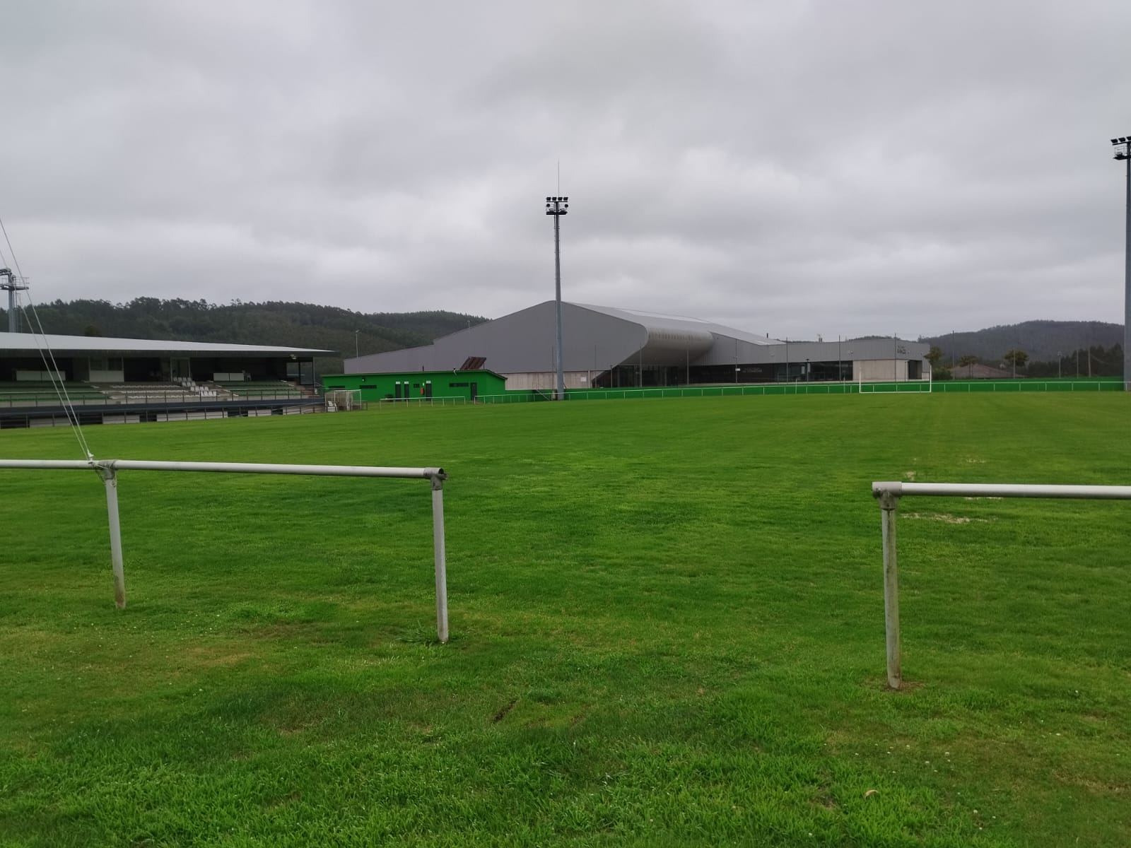 Renovación céspede campo de fútbol Manuel Candocia,