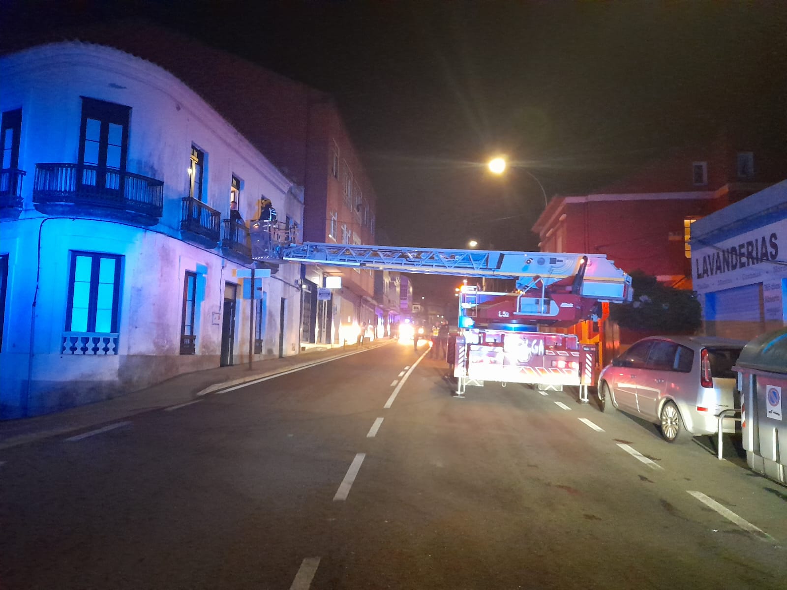 Rescate 3 persoas na rúa do Vilar, no concello de Ribeira 1