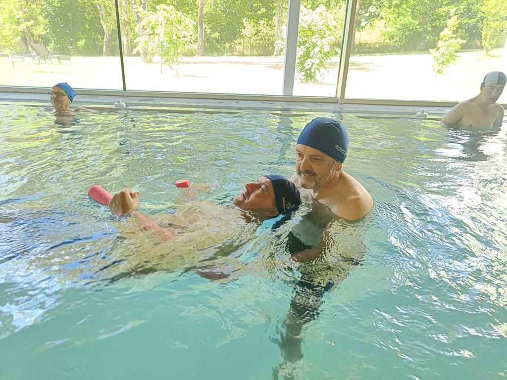 TWBXfPkmjN-actividade-de-piscina-en-mos