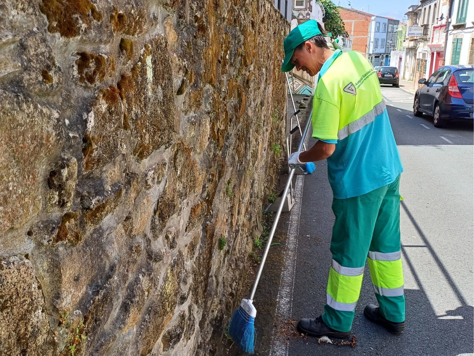 UNHA DAS TRABALLADORAS DO SERVIZO LIMPEZA VIARIA