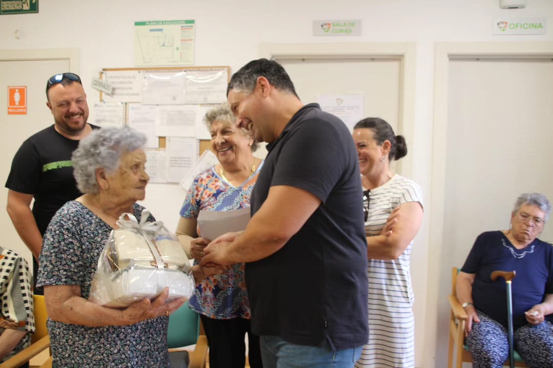 manu lourenzo entrega convite chupinazo a Consuelo