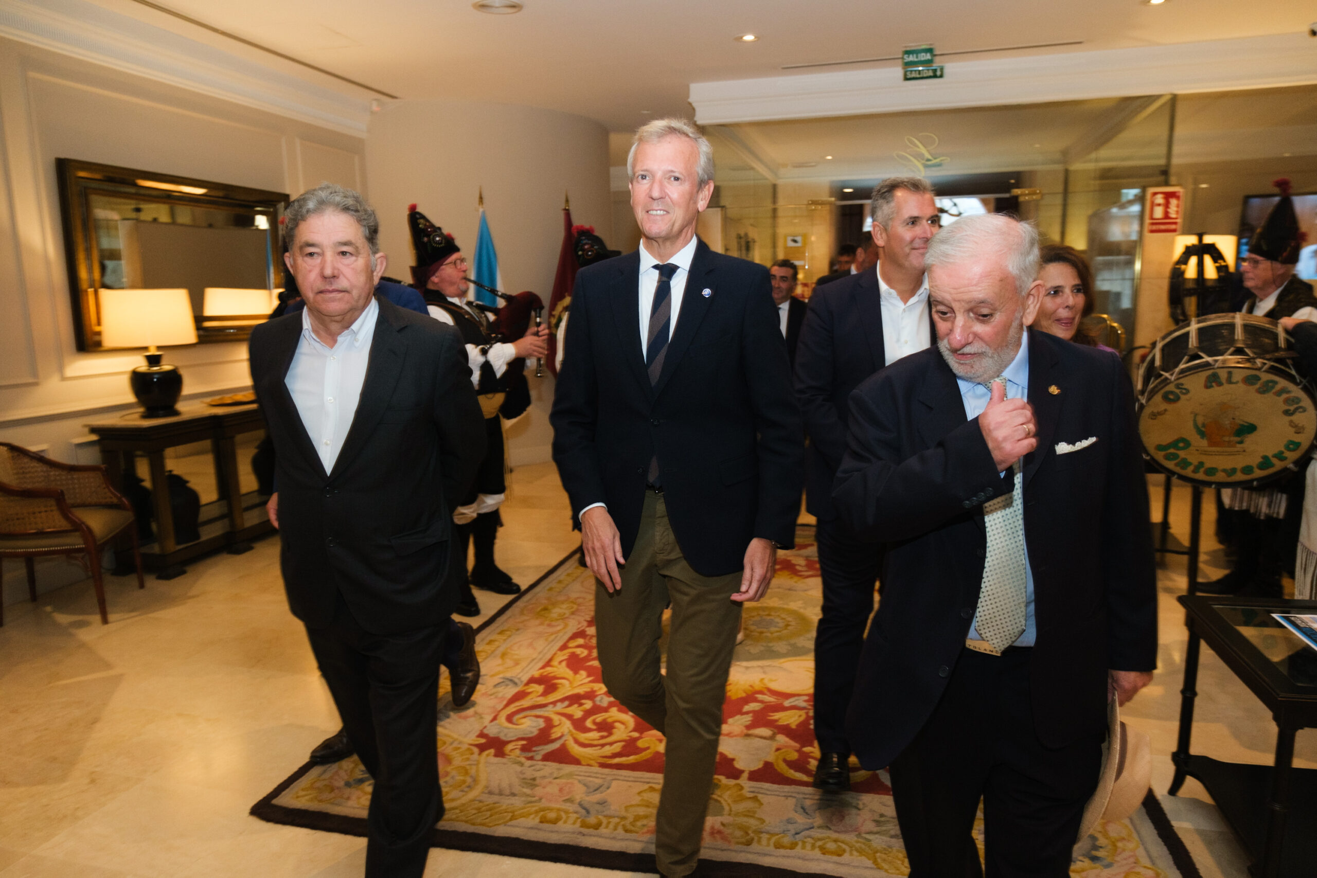 Entrega da insignia de ouro da Asociación Amigas e Amigos do Ca