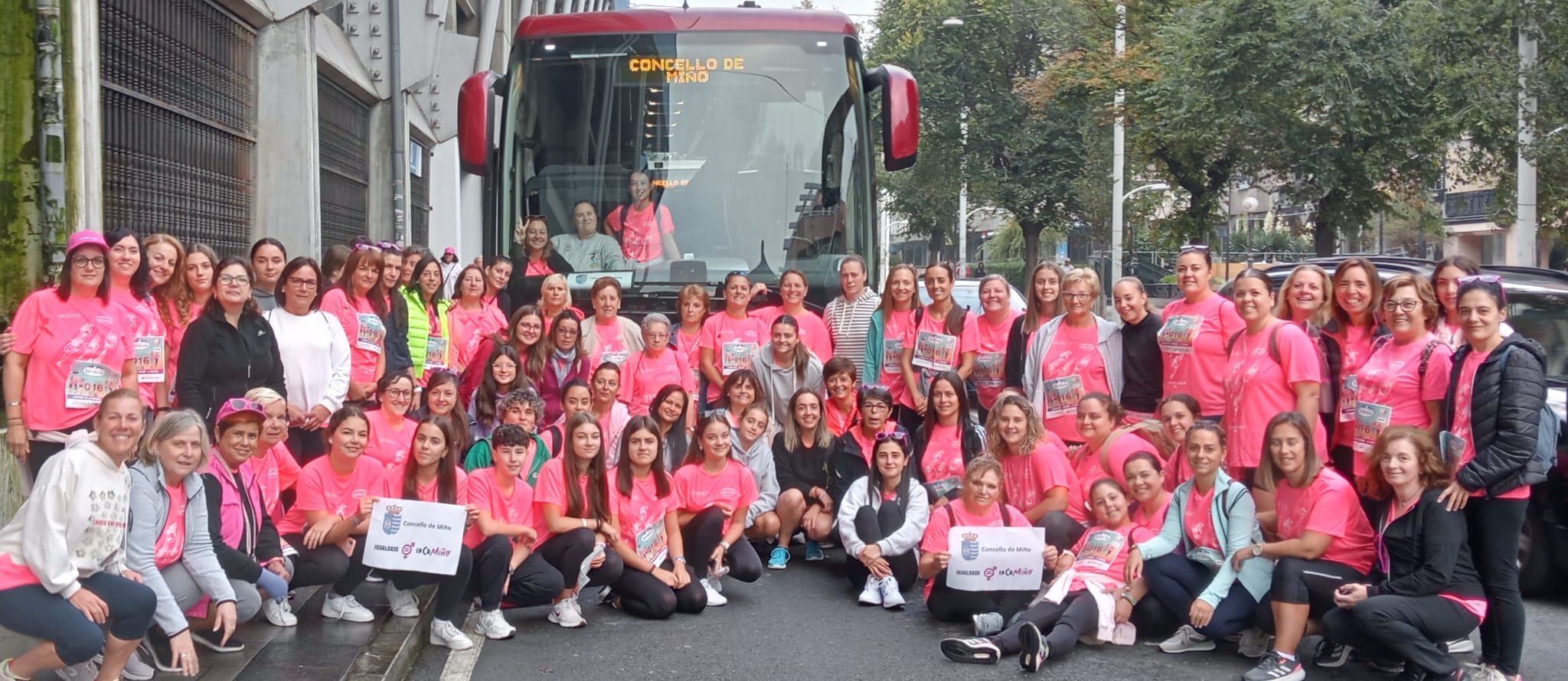 FOTONOTICIA MIÑO – Casi 100 miñesas acudieron hoy a la Carrera de la Mujer en A Coruña, en dos autobuses fletados por el Concello de Miño