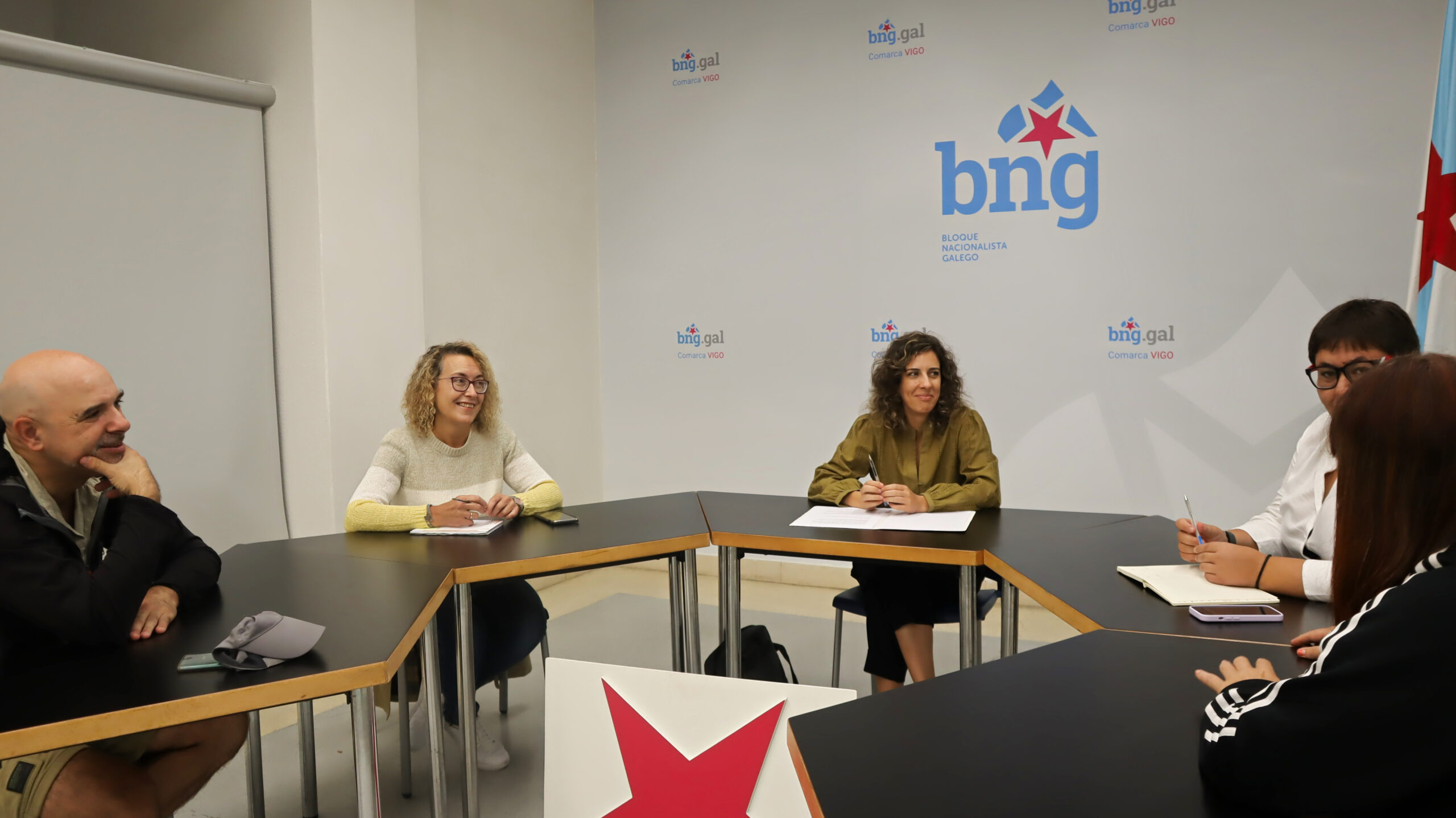 Foto_As deputadas Alexandra Fernández e Cristina Fernández con Foanpas e Anpas de Vigo