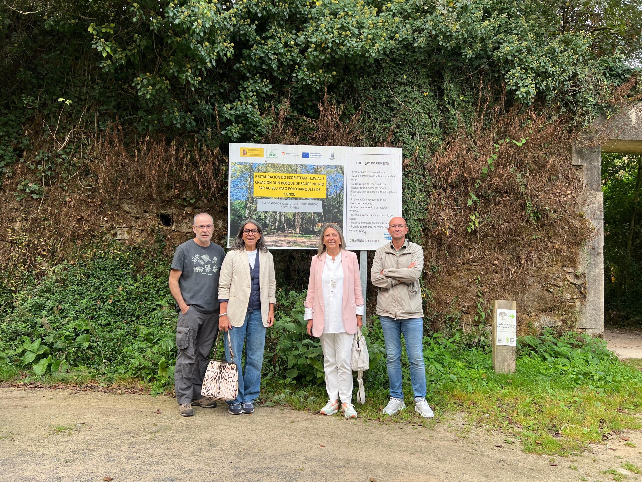 IMAXE – Fronte o cartaz do proxecto de recuperación das beiras do Sar e reforestación do Banquete
