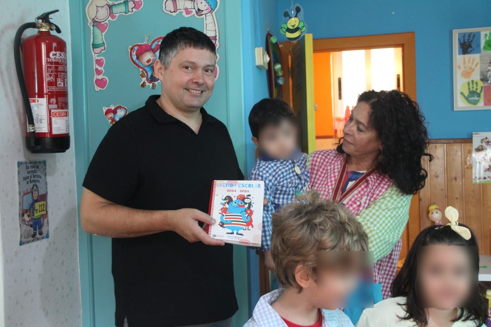 MANU LOURENZO E A DIRECTORA DA ESCOLA ROMARIZ