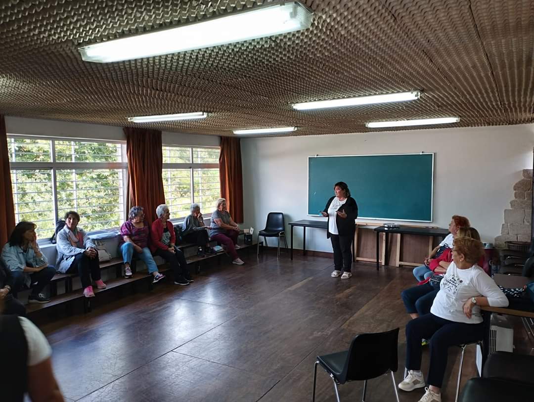 Rosana Martínez Boullosa na presentación de ENREDADAS a unha das asociacions